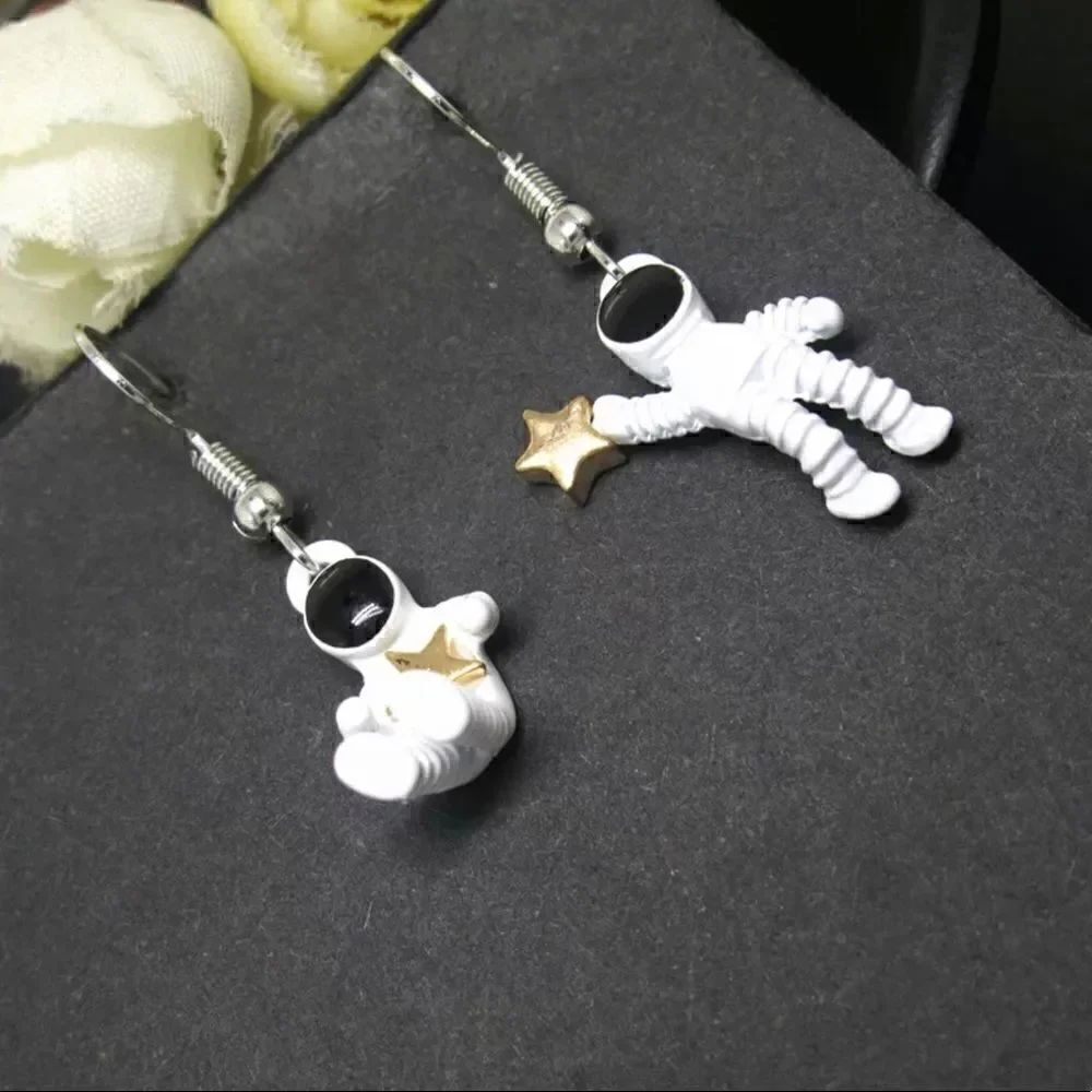 Adorable Astronaut/Spacemen Earrings   - Picture 5 of 5